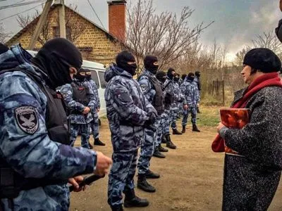 Российские силовики подрались с местными жителями во время обысков у крымских татар