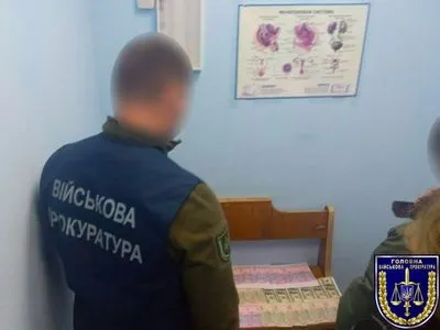В Ровно на взятке разоблачили врача, который выдал справку о непригодности к военной службе