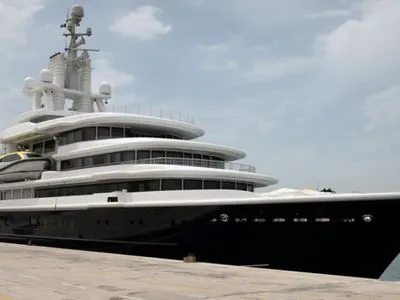 Суд в Дубае снял арест с яхты стоимостью более 400 млн долларов, принадлежащий российскому миллиардеру