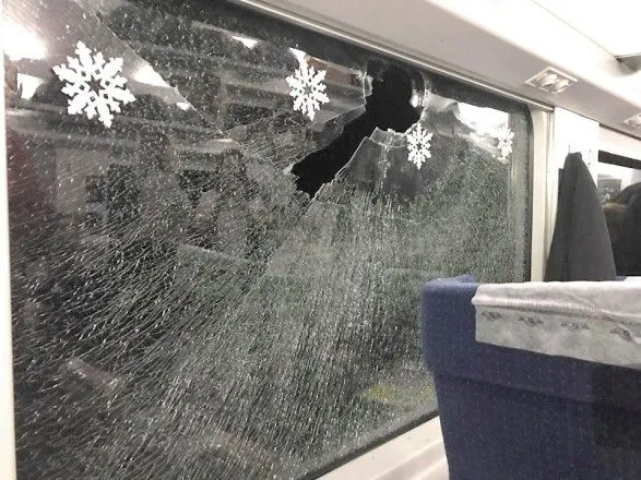 В Запорожье подростки забросали камнями окна пассажирских поездов
