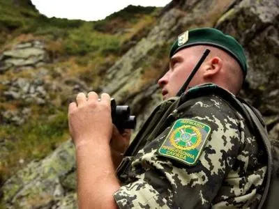 Вблизи КПВВ на Донбассе пограничники обнаружили пакет с гранатами и килограммом тротила