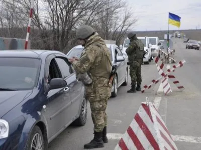 На КПВВ на Донбассе в очередях застряли 300 автомобилей