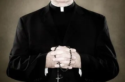 Суд в Чили обязал Католическую церковь выплатить компенсации жертвам священника-педофила