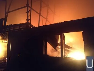 З'явилось відео пожежі на підприємстві, що виготовляє армійське обмундирування під Києвом