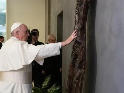 Папа Римский получил в подарок скульптуру как благодарность за помощь народу Украины
