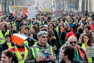 "Желтые жилеты" двадцатый раз вышли на улицы городов Франции: задержаны 100 человек