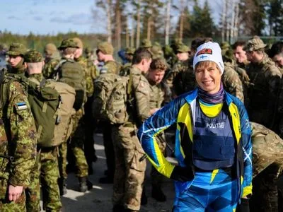 Естонський президент здійснила марш-кидок разом з військовими