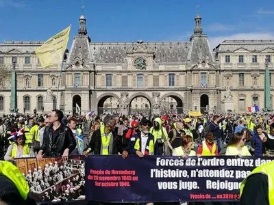 Протесты "желтых жилетов": количество задержанных в Париже возросло до 32 человек