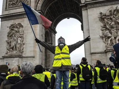 В Париже во время протестов "желтых жилетов" задержали 25 человек