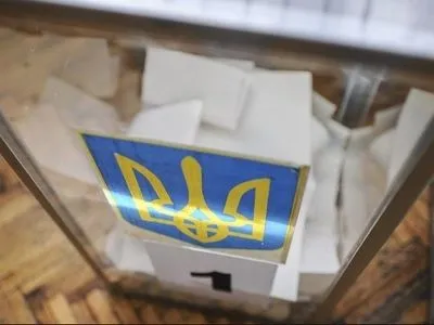 У Празі українці вишикувалися у довжелезну чергу, аби проголосувати