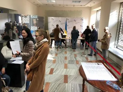 Выборы-2019: голосование в посольстве Украины в Польше проходит спокойно