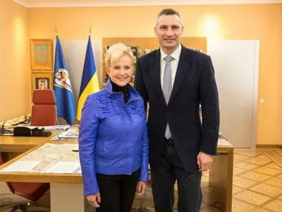 Кличко зустрівся з дружиною Джона Маккейна, яка буде спостерігачем на виборах в Україні