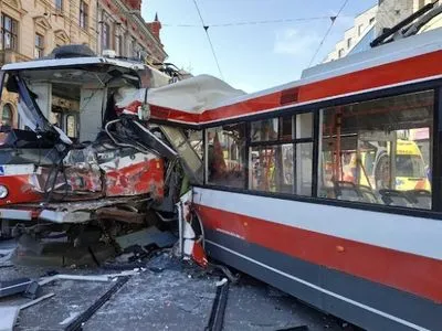 Трамвай столкнулся с троллейбусом в Чехии, 38 человек ранены