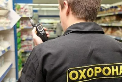 У Києві судитимуть охоронця супермаркету, який вдарив неповнолітнього металевою палицею