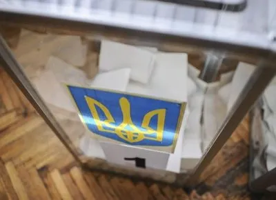 На Буковині виборець з бюлетенем кинув у скриньку список виборців