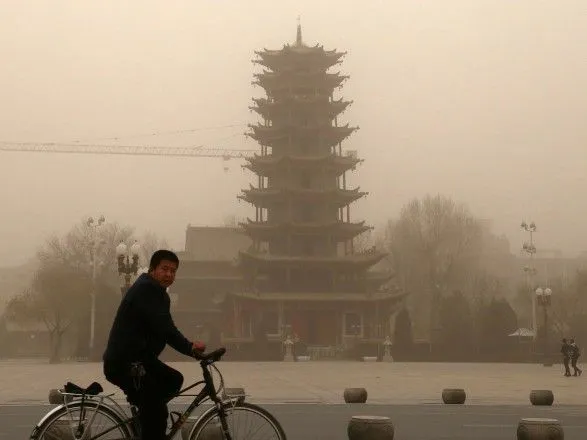 Пылевой вихрь в Китае сорвал надувные батуты: погибли дети