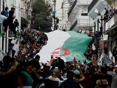 В столице Алжира начались народные гуляния после отставки президента