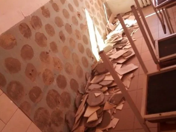 У школі на Київщині на учня впала плитка