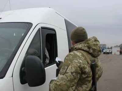 На Донбассе в КПВВ в очередях застряли 165 автомобилей