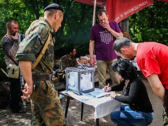 В Донецкой области двум должностным лицам объявлено подозрение из-за организации "референдуму"