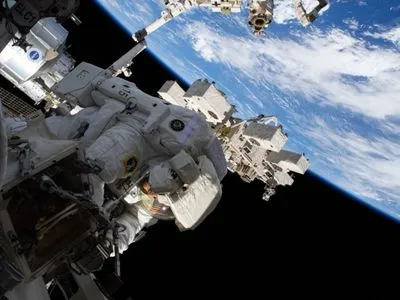 На МКС астронавты заменят аккумулятор, который вышел из строя и кабель