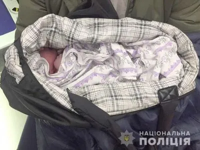 Женщина бросила на улице младенца в сумке