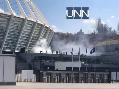 Над стадионом "Олимпийский" виден дым