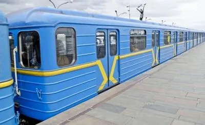 В киевском метро два зацепера прыгали по рельсам и цеплялись за поезда