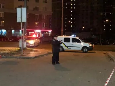 У Києві на парковці стався вибух, є постраждалий