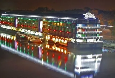 Найбільший в Україні готель на воді продають через ProZorro