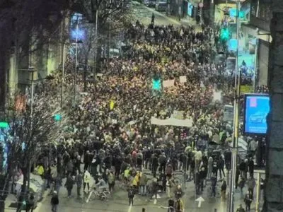 Протестующие в Белграде забросали полицию яйцами