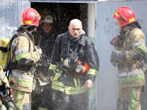 У Києві пожежа у багатоповерхівці, є загиблий
