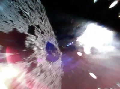 Японский зонд "Хаябуса-2" сбросил бомбу на поверхность астероида