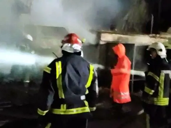 У Києві масштабна пожежа у приватному секторі, горить декілька будівель