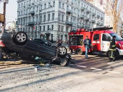В центре столицы столкнулись два автомобиля, есть пострадавшие