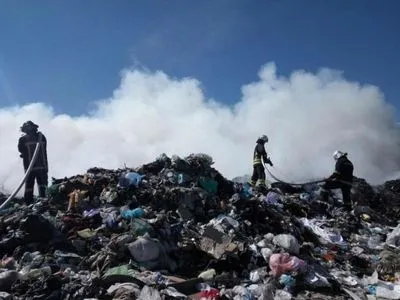 На Київщині горить несанкціоноване сміттєзвалище