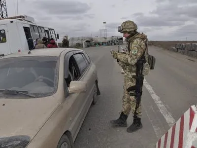 На Донбасі у чергах на КПВВ застрягли 145 автомобілів