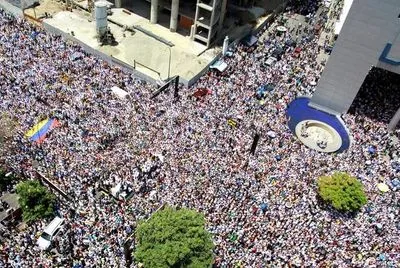 Десятки тысяч венесуэльцев протестуют против режима Мадуро