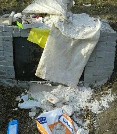 В Харькове неизвестные забросали мусором памятник воинам УПА