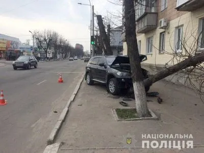 Водитель на BMW X5 из-за маневра врезался в дерево
