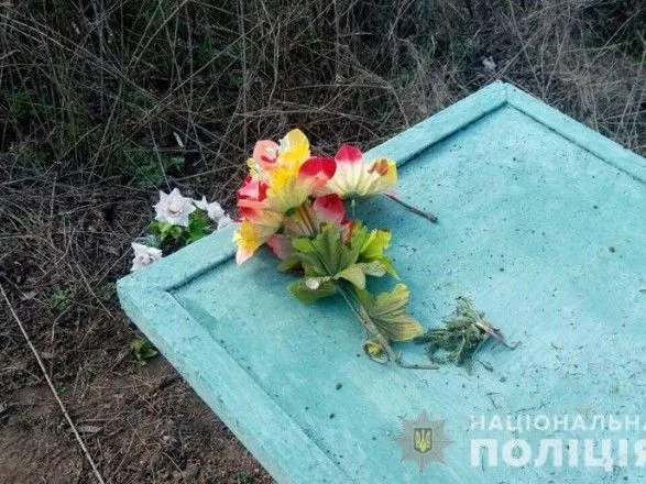 На Донеччині жінка постраждала через вибух на кладовищі