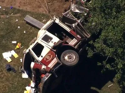 В США три человека погибли при наезде пожарной машины на автомобиль