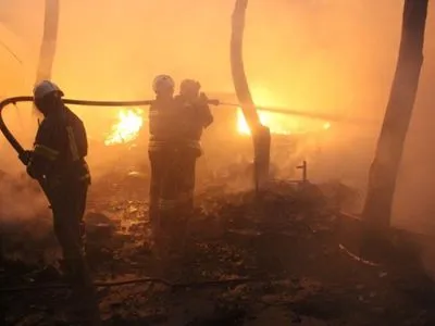 Ліквідовано масштабну пожежу у приватному секторі Києва