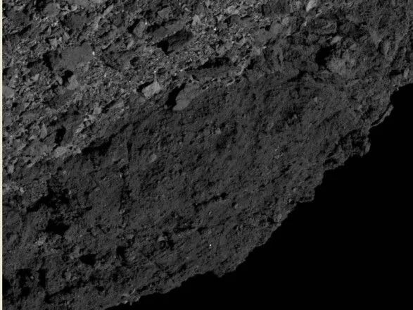 Космічний апарат OSIRIS-REx показав екваторіальний хребет астероїду Бенну крупним планом