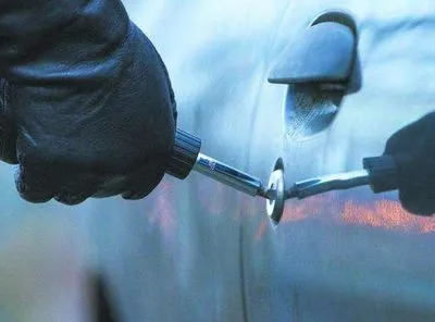 Воры украли дорогую машину просто со двора предпринимателя в Кировоградской области
