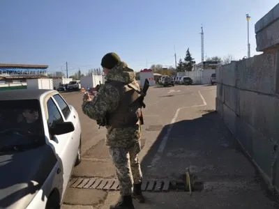 На Донбассе в очередях на КПВВ застряли 195 автомобилей