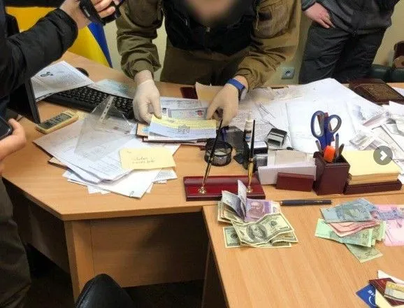 В Киеве работника полиции задержали на взятке за выдачу документов на ношение оружия