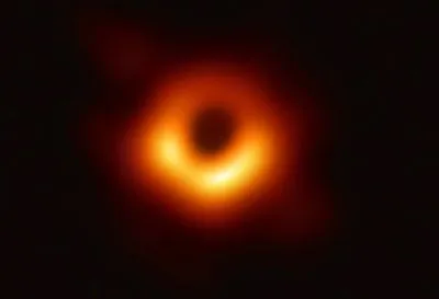 Учені вперше в історії показали знімок чорної діри