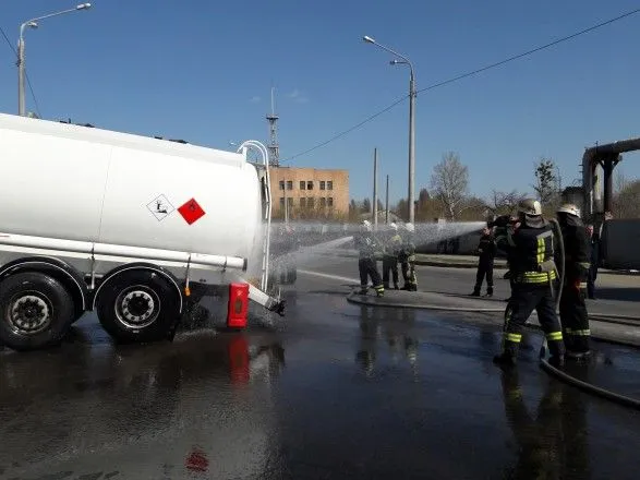 В Харькове на улице разлили 7 тонн бензина