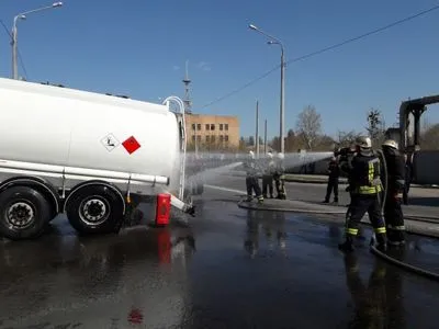 В Харкові на вулиці розлили 7 тонн бензину